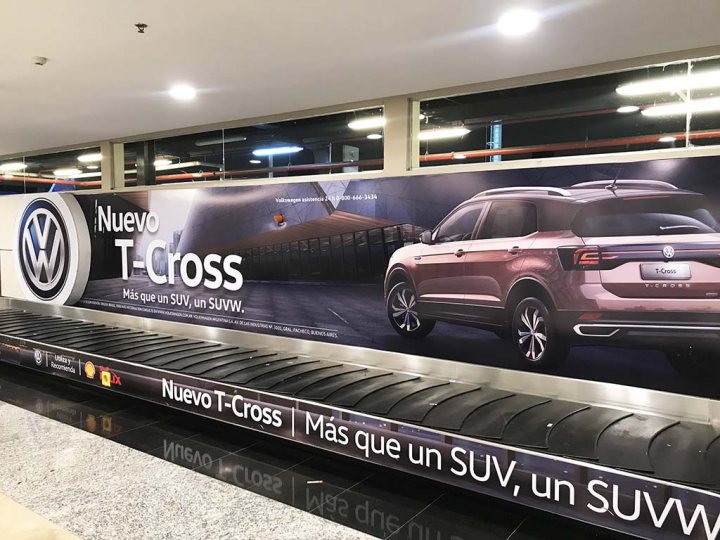 branding T - CROSS en cintas arribos aeropuerto de Ezeiza 