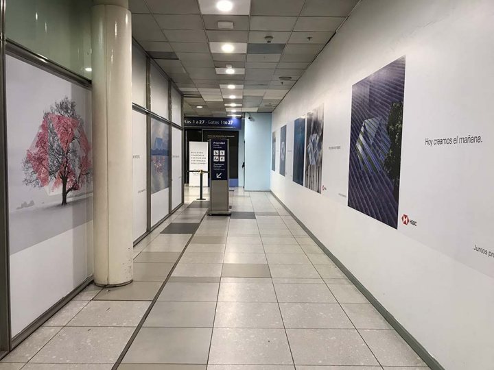 branding HSBC BANK pasillo pre embarque terminal A aeropuerto de Ezeiza